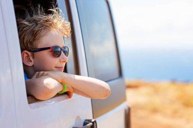 pozitif beyaz çocuk güneş gözlüğü binmek, aile tatil tropikal veya etkin yol gezi konsepti zevk araba pencereden dışarı bakmak hayal, alanı sağ kopyalama