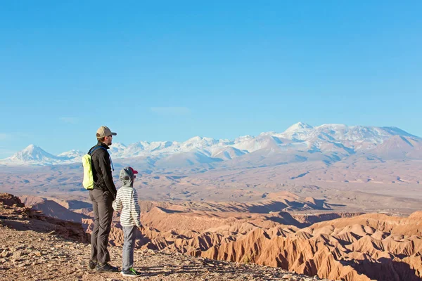背面図 つの家族の父親と息子 ハイキングや散歩一緒に楽しんでヴァッレ Muerte アタカマ砂漠 健康的なアクティブな家族のライフ スタイルおよび休暇の概念で — ストック写真