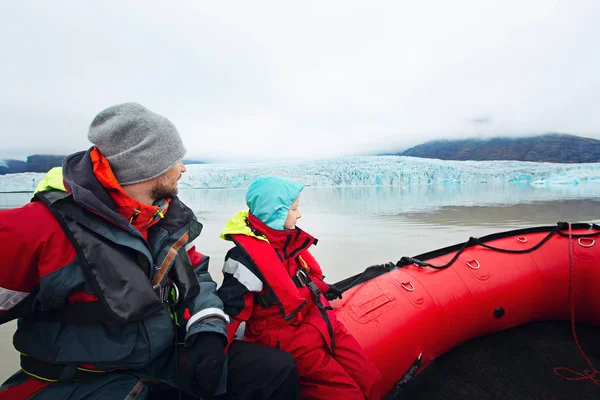 正少年の家族とアクティブな家族休暇の概念冒険 アイスランドの Fjallsarlon 氷河の眺めを楽しんで一緒に船に乗って — ストック写真