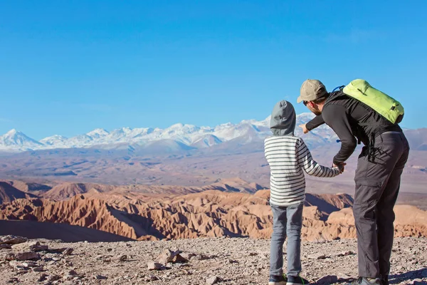 后视图的家庭的两个 父亲和儿子 徒步旅行和散步一起享受瓦德拉死在阿塔卡马沙漠 健康积极的家庭生活方式和度假概念 — 图库照片
