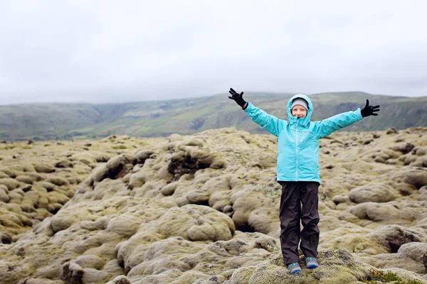 Pequeño Chico Positivo Con Las Manos Alto Aire Disfrutando Vista — Foto de Stock