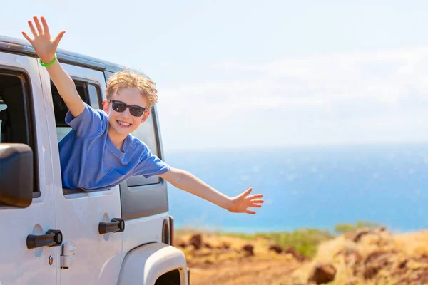 Menino Caucasiano Positivo Feliz Óculos Sol Espreitando Pela Janela Carro — Fotografia de Stock