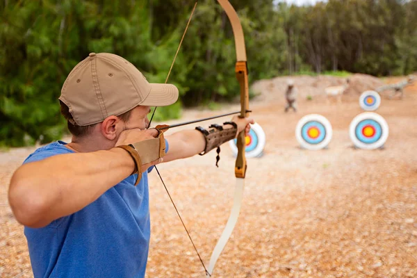 Young Man Doing Archery Aiming Target Fun Outdoor Activity Concept — Stock Photo, Image