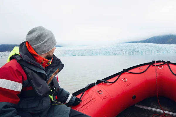 Θετικός Άνθρωπος Ενηλίκων Στην Βάρκα Απολαμβάνοντας Θέα Στον Παγετώνα Fjallsarlon — Φωτογραφία Αρχείου
