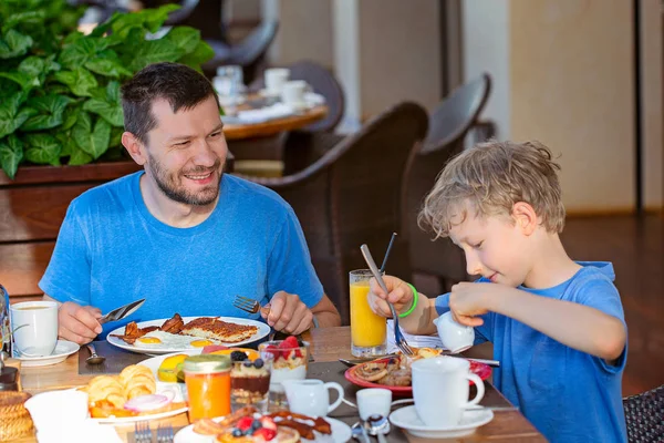 Família Feliz Dois Pai Filho Desfrutando Delicioso Café Manhã Juntos — Fotografia de Stock