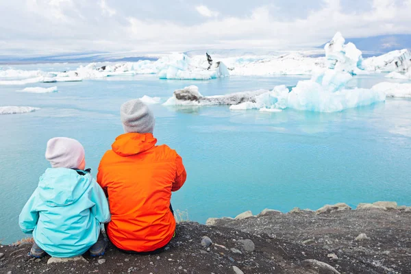 背面図 つの家族の父と息子 アイスランド 家族のアクティブな冒険の休暇の概念で手配ラグーンで氷山の豪華な眺めを楽しみながらコピーの右上の領域 — ストック写真