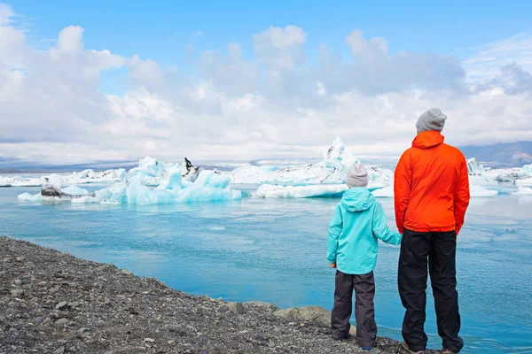 背面図 つの家族の父と息子 アイスランド 家族のアクティブな冒険の休暇の概念で手配ラグーンで氷山の豪華な眺めを楽しみながらコピーの左上の領域 — ストック写真