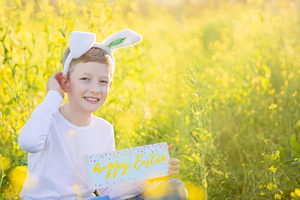 Chłopiec w czasie Wielkanocy — Zdjęcie stockowe
