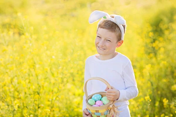 Jongen op Pasen moment — Stockfoto