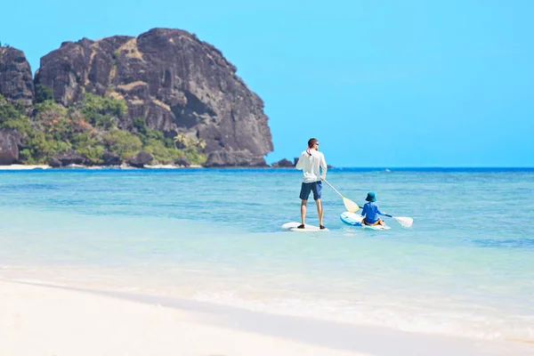 Familie tropische vakantie — Stockfoto