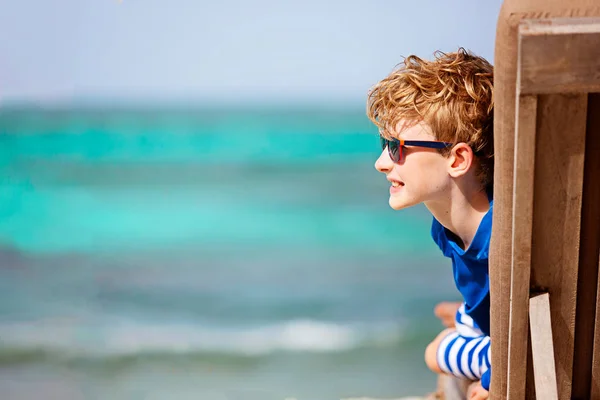 Bambino in vacanza tropicale — Foto Stock