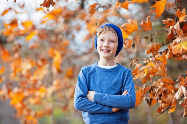 Niño en otoño — Foto de Stock