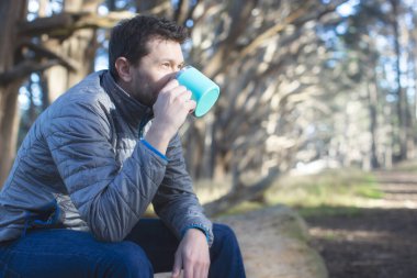 pozitif adam içkisini yeniden kullanılabilir bardaktan içiyor, çevre dostu seçenek, sıfır atık kavramı