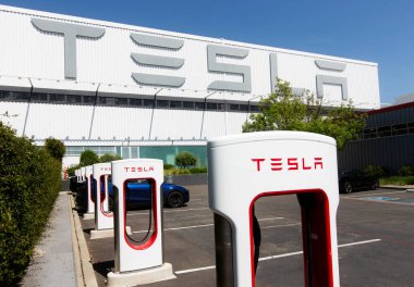 Fremont, CA - 1 Mayıs 2020: Tesla modeli, ABD 'deki tek Tesla fabrikası olan Coronavirus (covid-19) salgını nedeniyle fabrikanın kapanması sırasında Fremont' taki Tesla fabrikasında şarj oluyor.