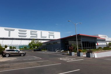 Fremont, CA - 1 Mayıs 2020: Tesla modeli, ABD 'deki tek Tesla fabrikası olan Coronavirus (covid-19) salgını nedeniyle fabrikanın kapanması sırasında Fremont' taki Tesla fabrikasında şarj oluyor.
