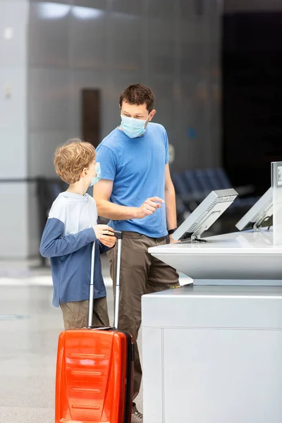 Família Dois Pai Filho Máscaras Faciais Com Bagagem Aeroporto Viajar — Fotografia de Stock