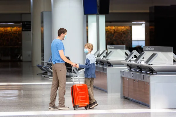 Сім Двох Батько Син Маски Обличчя Стоять Багажем Аеропорту Подорожують — стокове фото
