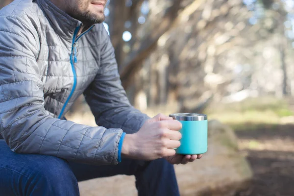 Uomo Positivo All Aperto Godendo Sua Bevanda Dalla Tazza Riutilizzabile — Foto Stock