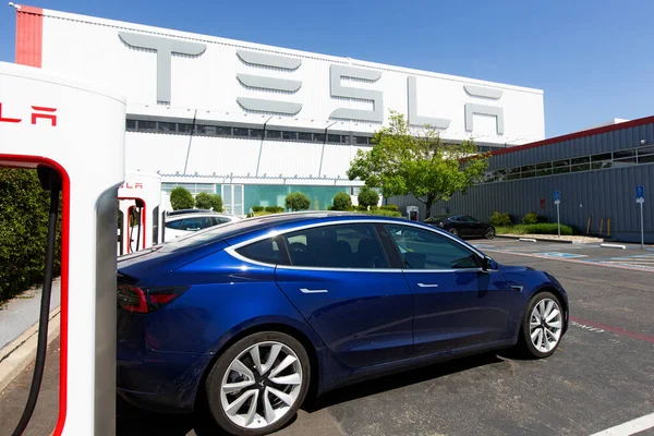 Фримонт Калифорния Мая 2020 Года Зарядка Tesla Model Станции Суперзарядки — стоковое фото
