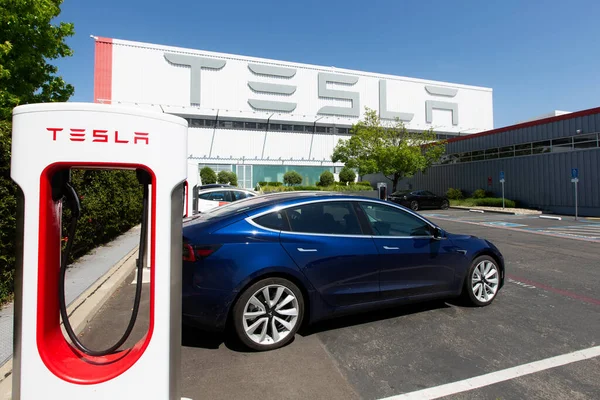 Фримонт Калифорния Мая 2020 Года Зарядка Tesla Model Станции Суперзарядки — стоковое фото