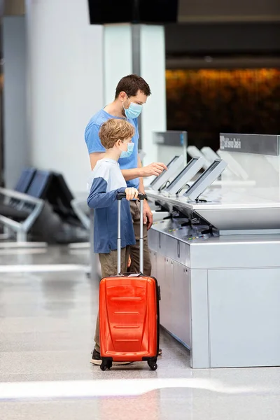 Família Dois Pai Filho Máscaras Faciais Com Bagagem Aeroporto Viajar — Fotografia de Stock