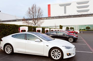 Fremont, CA - 25 Ocak 2020: Tesla model S, ABD 'deki tek Tesla fabrikası olan Fremont' taki Tesla fabrikasında şarj oluyor.