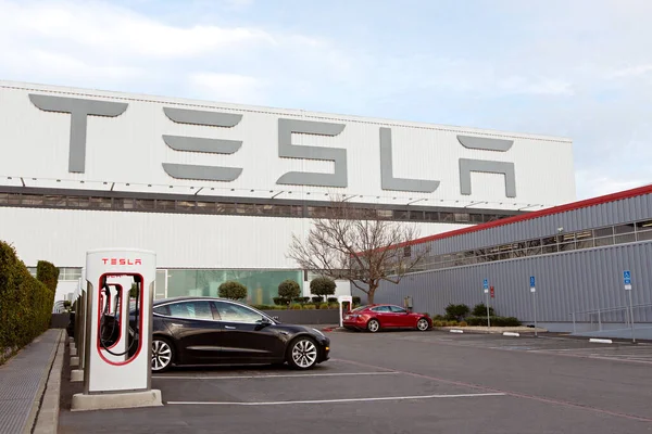 Tesla компанія, завод