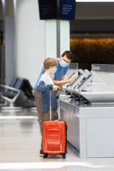 Família Dois Pai Filho Máscaras Faciais Com Bagagem Aeroporto Viajar — Fotografia de Stock