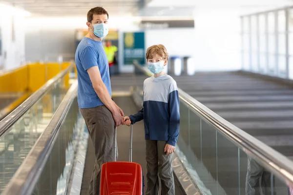 Kişilik Aile Baba Oğul Yüz Maskeleri Havaalanında Bavullarla Dururlar Koronavirüs — Stok fotoğraf