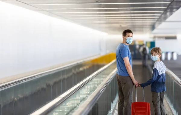 Família Dois Pai Filho Máscaras Faciais Com Bagagem Aeroporto Viajar — Fotografia de Stock