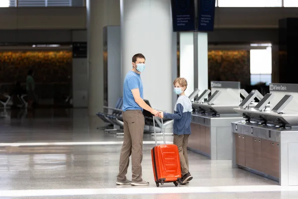 Família Dois Pai Filho Máscaras Faciais Com Bagagem Aeroporto Viajar — Fotografia de Stock