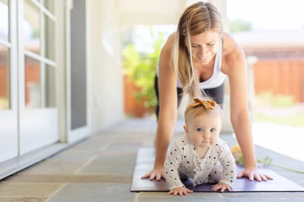 Ajetreada Madre Joven Haciendo Yoga Fitness Casa Junto Con Bebé —  Fotos de Stock