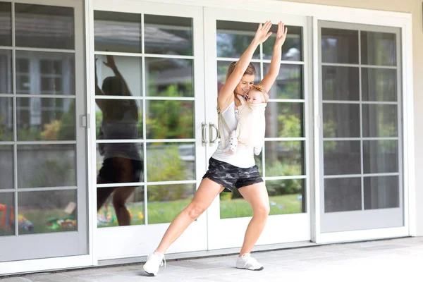 Obsazeno Mladá Matka Dělá Fitness Doma Spolu Svým Dítětem Během — Stock fotografie