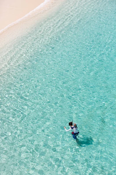 2人家族の空中ビュー 父と息子 アクティブな家族の休暇を楽しんで美しいカリブ海のターコイズブルーの海で一緒にシュノーケリング 上のスペースをコピー アクアメニュー 2020年の色の傾向 — ストック写真