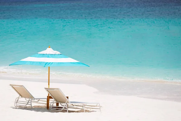 Горизонтальний Вид Порожні Сонячні Ліжка Зображенні Ідеальний Пляж Бірюзовою Лагуною Ліцензійні Стокові Фото