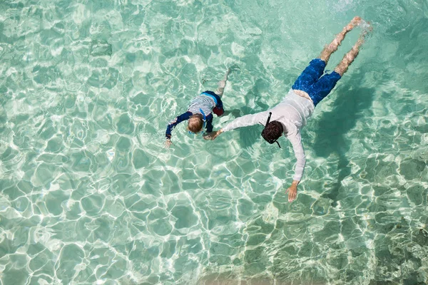 Sopra Vista Aerea Della Famiglia Due Padre Figlio Fare Snorkeling Fotografia Stock