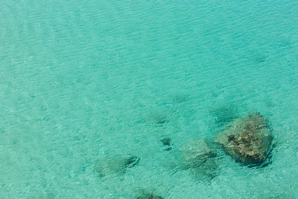 美しいターコイズブルーのラグーンとサンゴ礁の空中ビュー 夏の休暇の背景とコンセプト アクアメニュー 2020カラートレンド 左側のコピースペース — ストック写真
