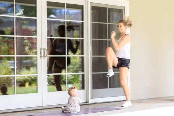 Obsazeno Mladá Matka Dělá Fitness Doma Spolu Svým Dítětem Zatímco — Stock fotografie