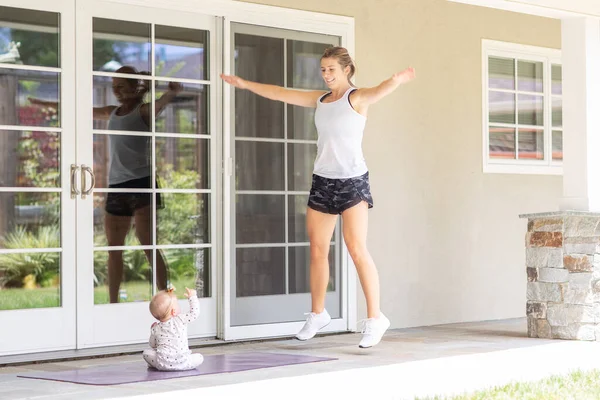 Jeune Mère Occupée Faisant Forme Physique Maison Avec Son Bébé — Photo