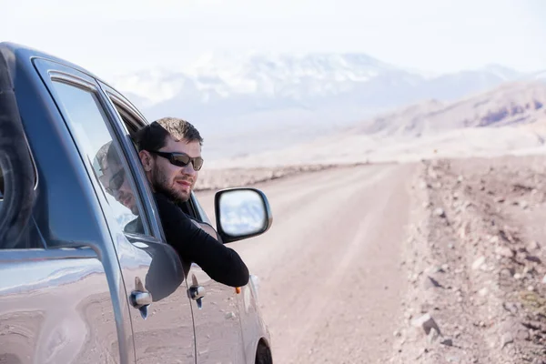 Fiatal Férfi Néz Jármű Ablakon Élvezi Gyönyörű Kilátás Nyílik Andes — Stock Fotó