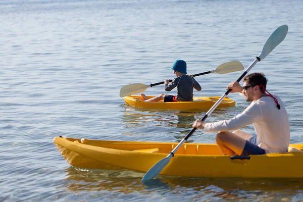 Melihat Samping Keluarga Dari Dua Ayah Dan Anak Menikmati Kayak — Stok Foto