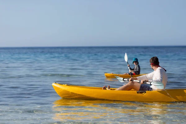 Vista Lateral Familia Dos Padre Hijo Disfrutando Kayak Juntos Concepto —  Fotos de Stock