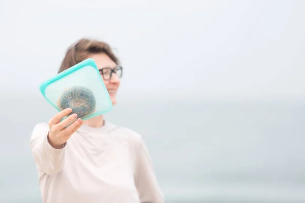 Vrouw Met Siliconen Herbruikbare Snack Zak Met Voedsel Binnen Nul — Stockfoto