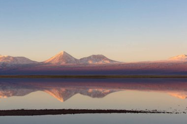 Atakama Çölü 'ndeki And Dağları' ndaki licancabur volkanı manzarası.