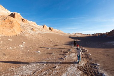 Baba ve oğlunun Valle de la Luna 'da yürüyüşünün arka planında - Ay Vadisi, Atakama Çölü, Şili, Aile Macerası Tatil Konsepti