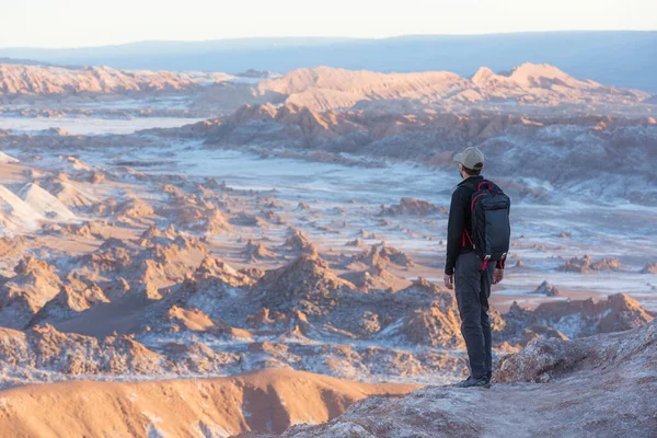 Bakåt Bild Ung Man Njuter Utsikten Över Valle Luna Månens — Stockfoto