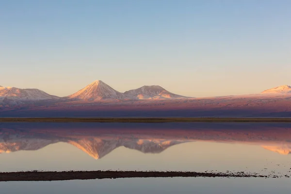 アタカマ砂漠のアンデス山脈のライカバー火山の美しい夕日の風景チリ ロイヤリティフリーのストック写真