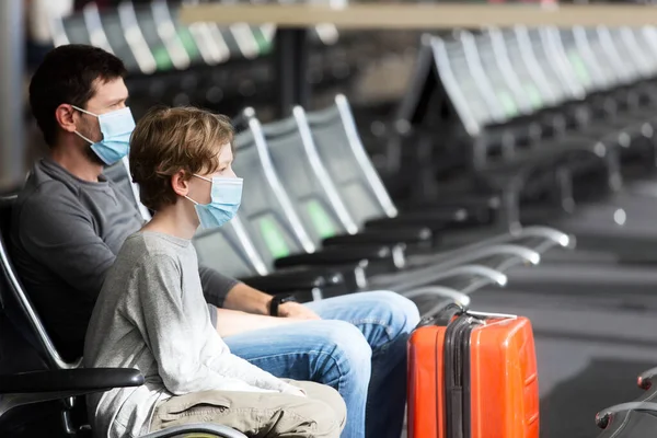 Kişilik Aile Baba Oğul Yüz Maskesi Takıyorlar Havaalanı Terminalinde Oturuyorlar — Stok fotoğraf
