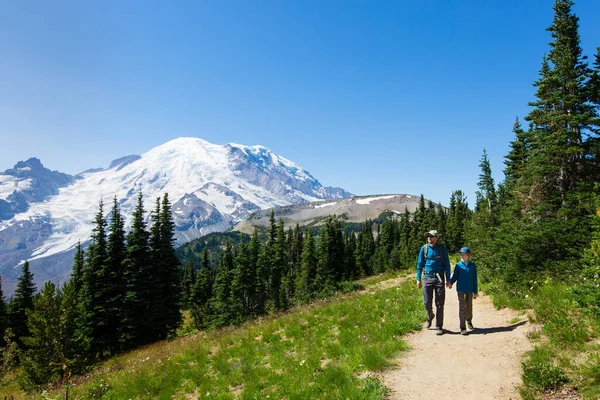 Family Two Father Son Hiking Enjoying Mount Rainier National Park — Stock Photo, Image
