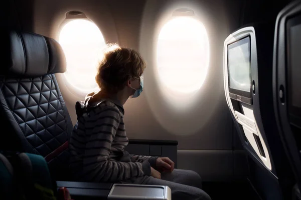 Menino Vestindo Máscara Facial Sentado Cabine Avião Viajar Durante Coronavírus — Fotografia de Stock